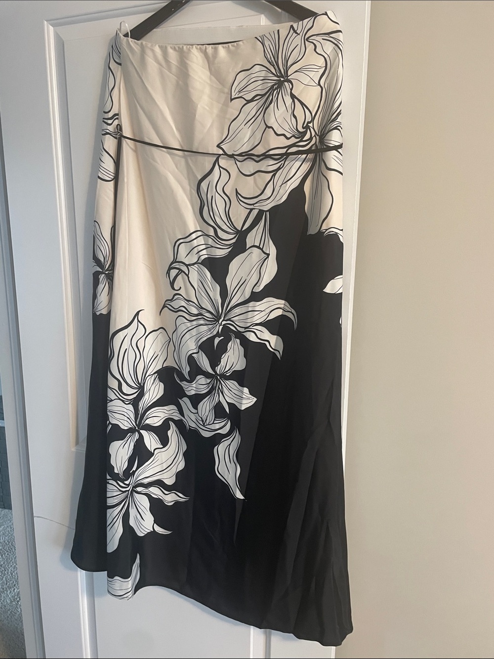 Black & White Floral dress. Flowing Two-Tone Floral